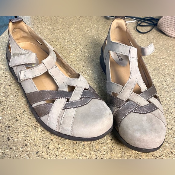 NWT Earth Women's Gray and Brown Flats genuine leather very comfortable. - Picture 8 of 8